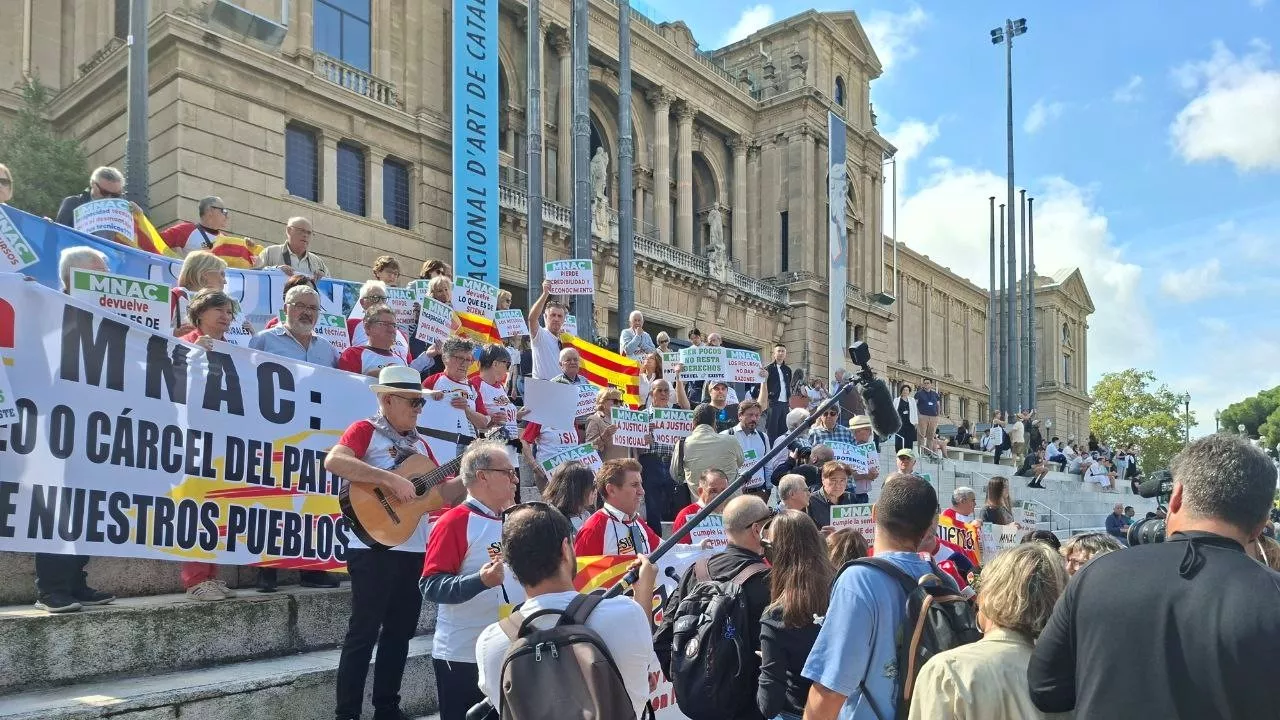 Concentración ante el MNAC para exigir la devolución de las pinturas de Sijena.