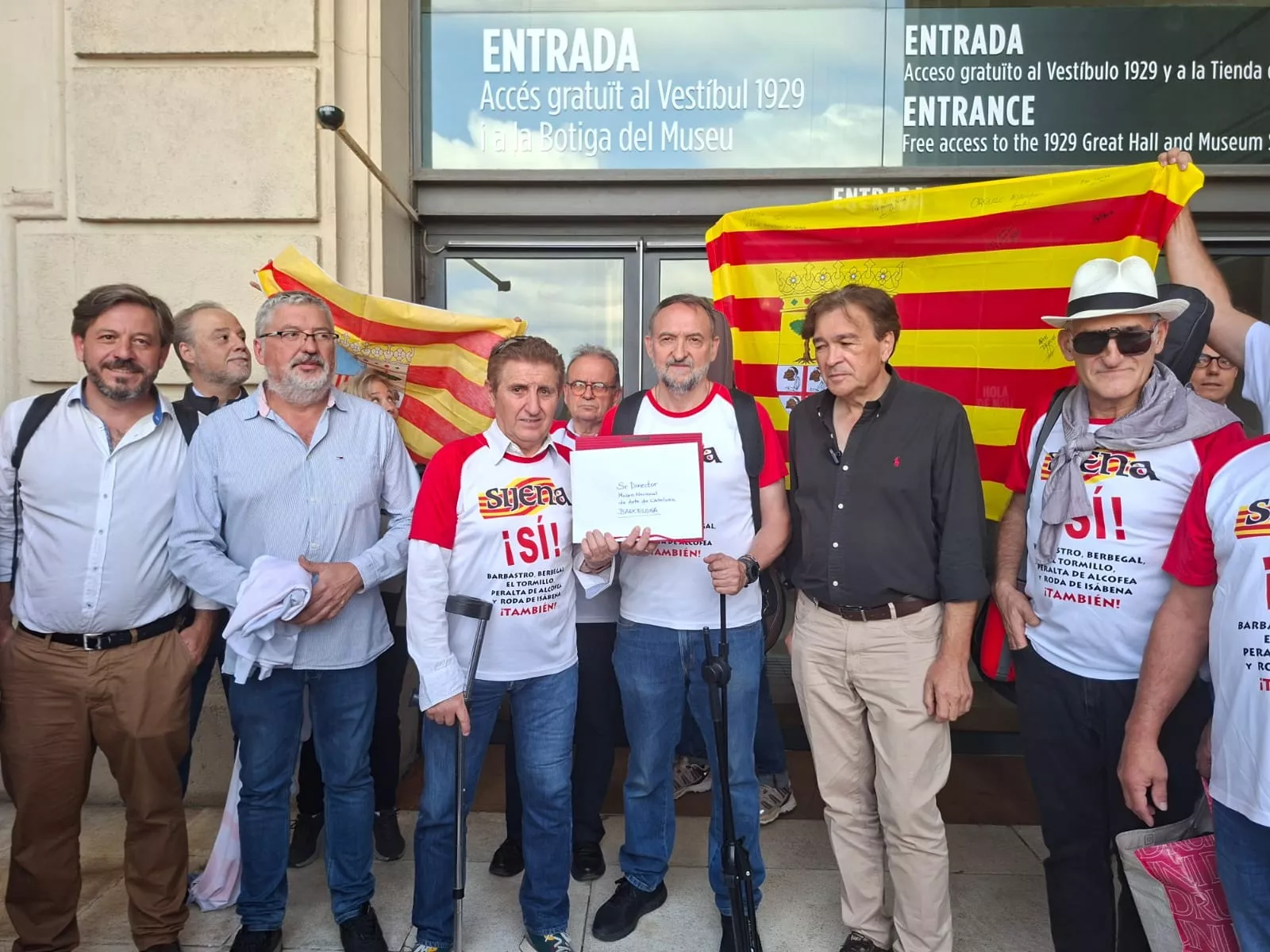 Concentración ante el MNAC para exigir la devolución de las pinturas de Sijena.