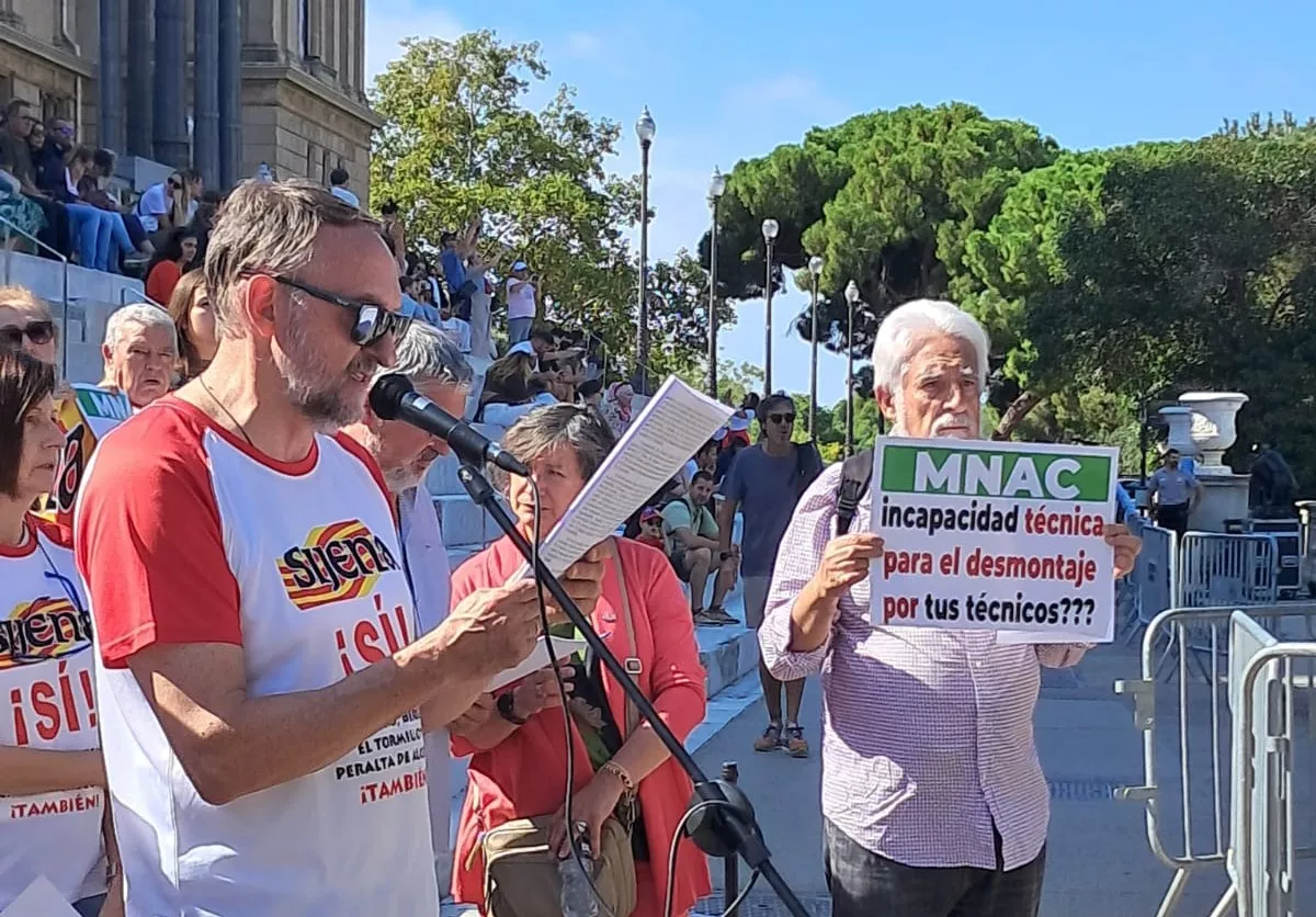 Concentración ante el MNAC para exigir la devolución de las pinturas de Sijena.