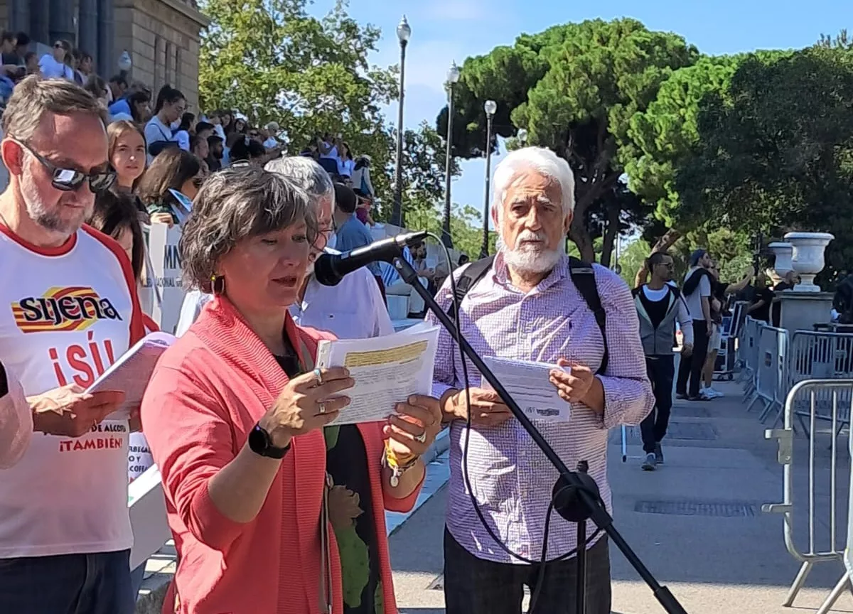 Concentración ante el MNAC para exigir la devolución de las pinturas de Sijena.