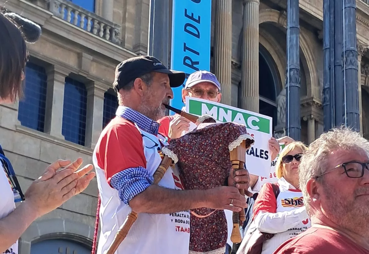 Concentración ante el MNAC para exigir la devolución de las pinturas de Sijena.