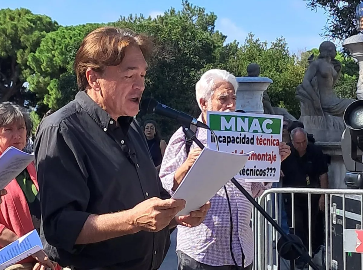 Concentración ante el MNAC para exigir la devolución de las pinturas de Sijena.