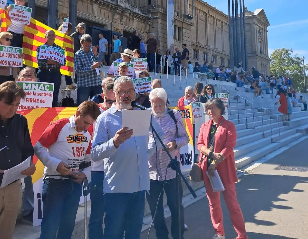 Concentración ante el MNAC para exigir la devolución de las pinturas de Sijena.