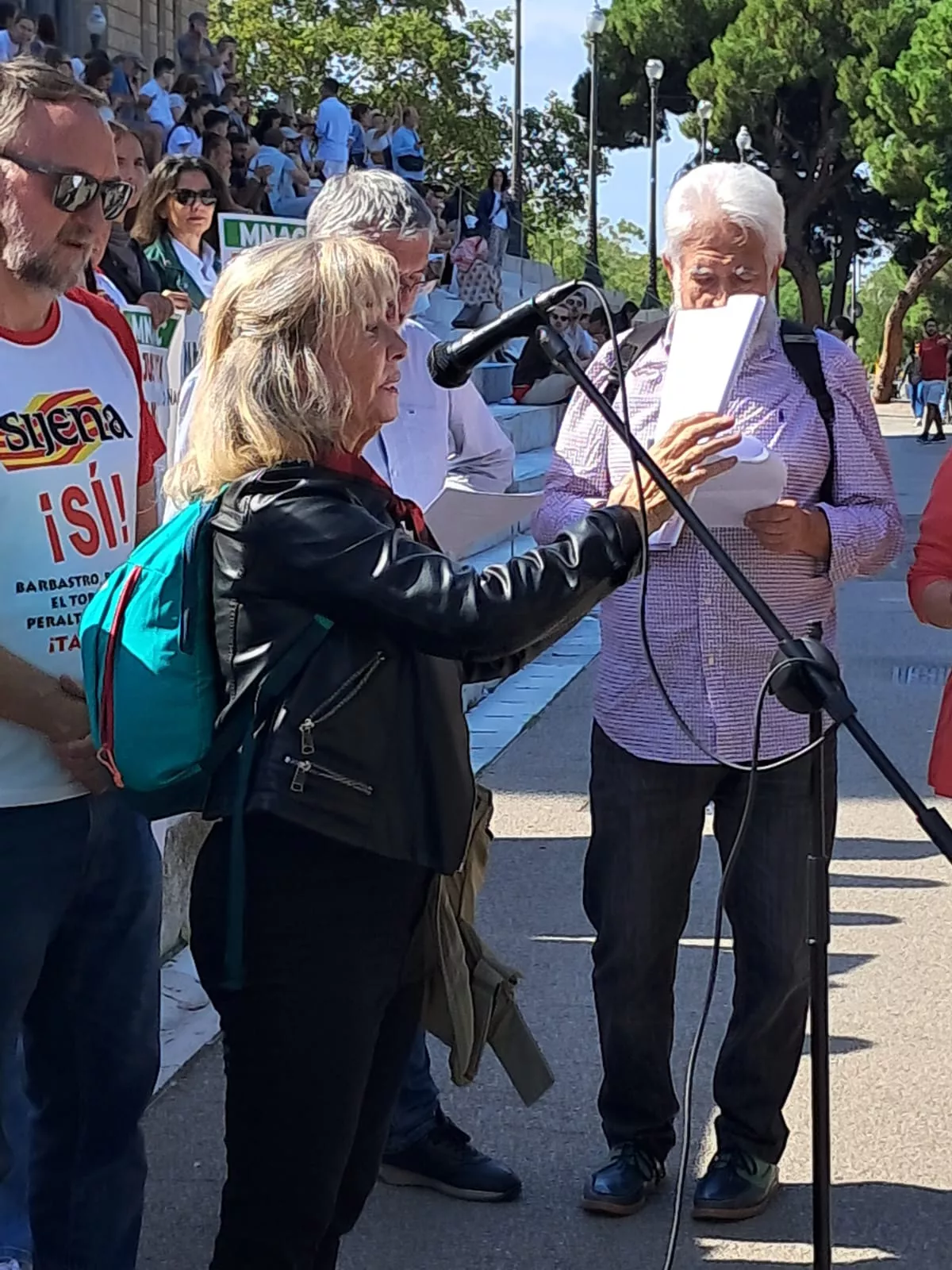 Concentración ante el MNAC para exigir la devolución de las pinturas de Sijena.