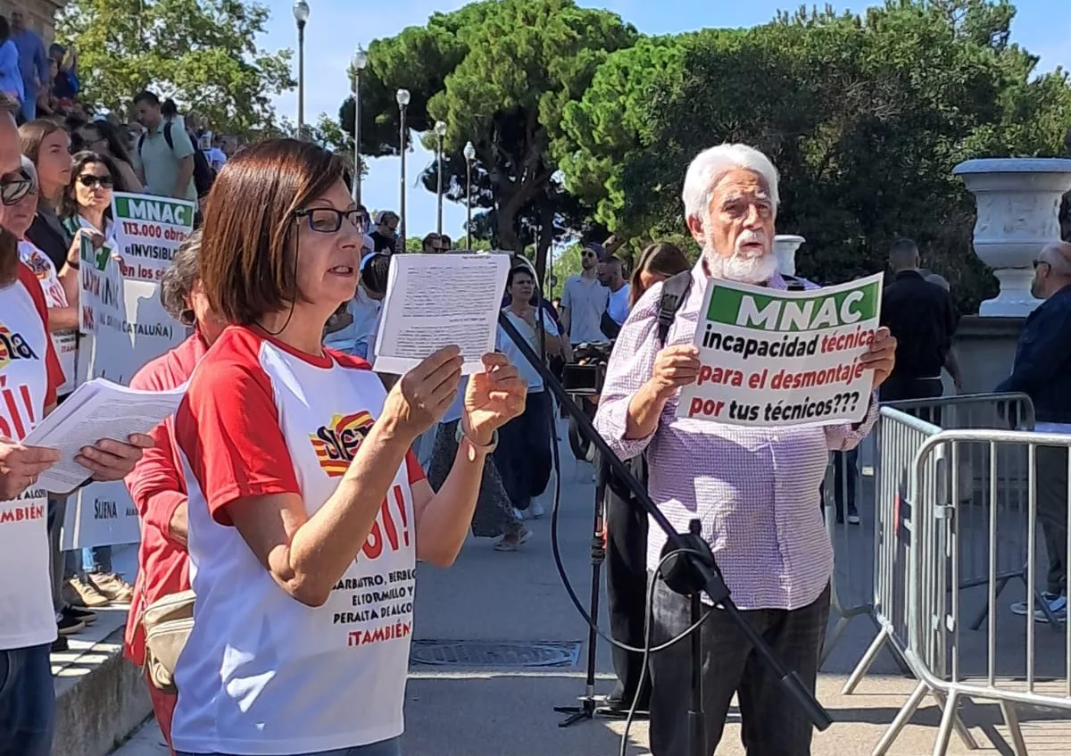 Concentración ante el MNAC para exigir la devolución de las pinturas de Sijena.