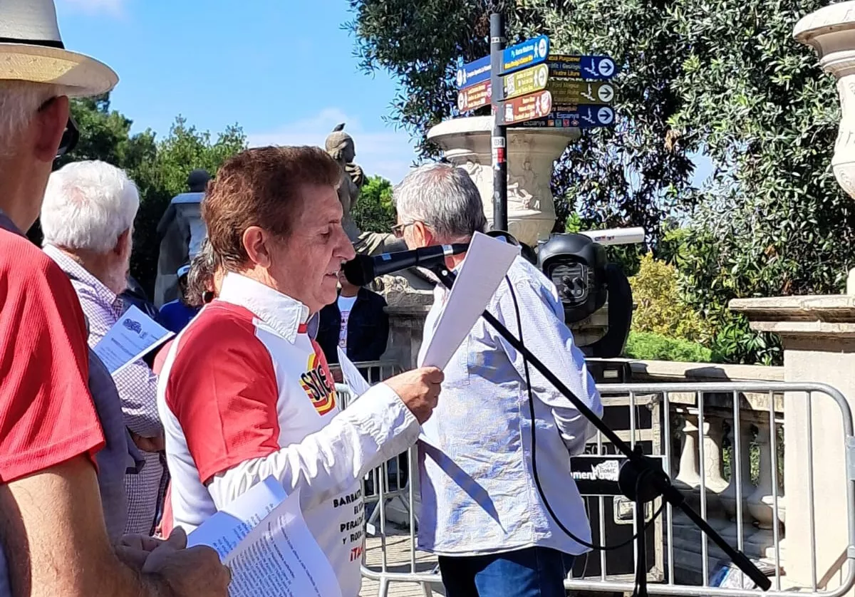 Concentración ante el MNAC para exigir la devolución de las pinturas de Sijena.