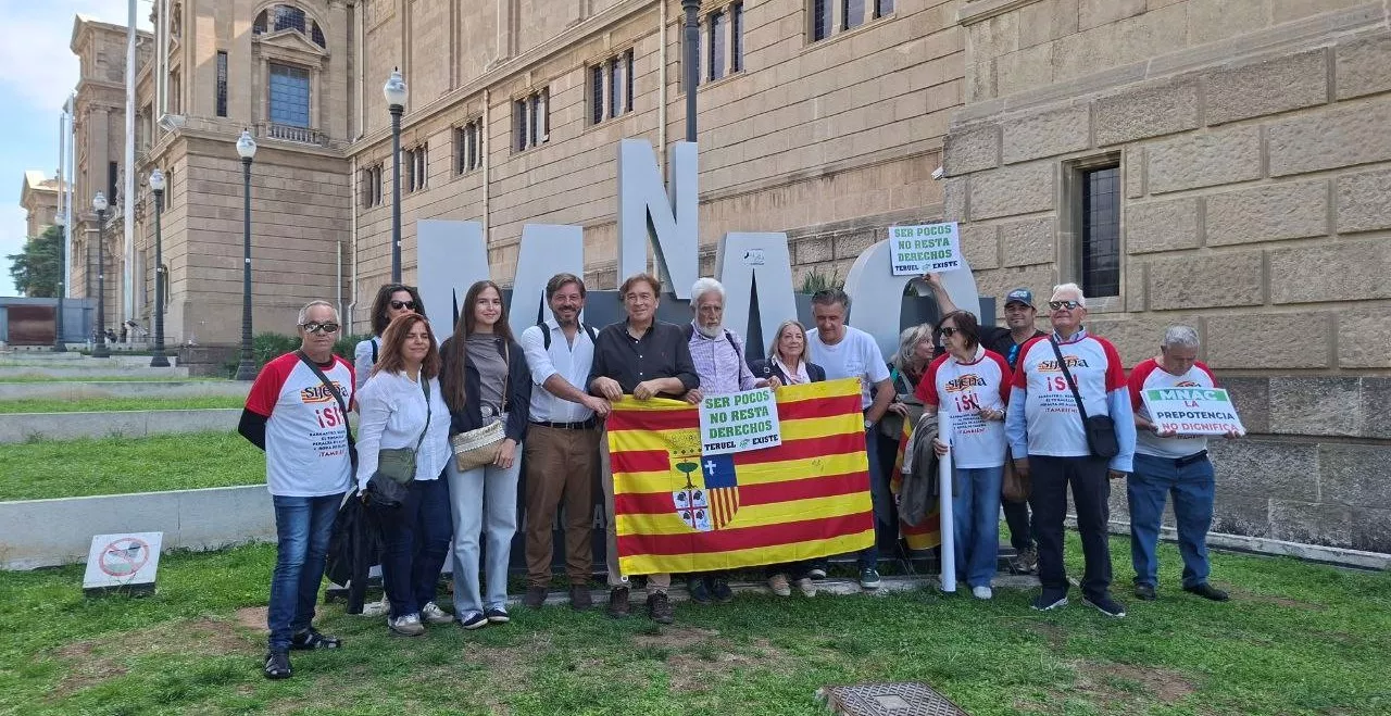 Concentración ante el MNAC para exigir la devolución de las pinturas de Sijena.