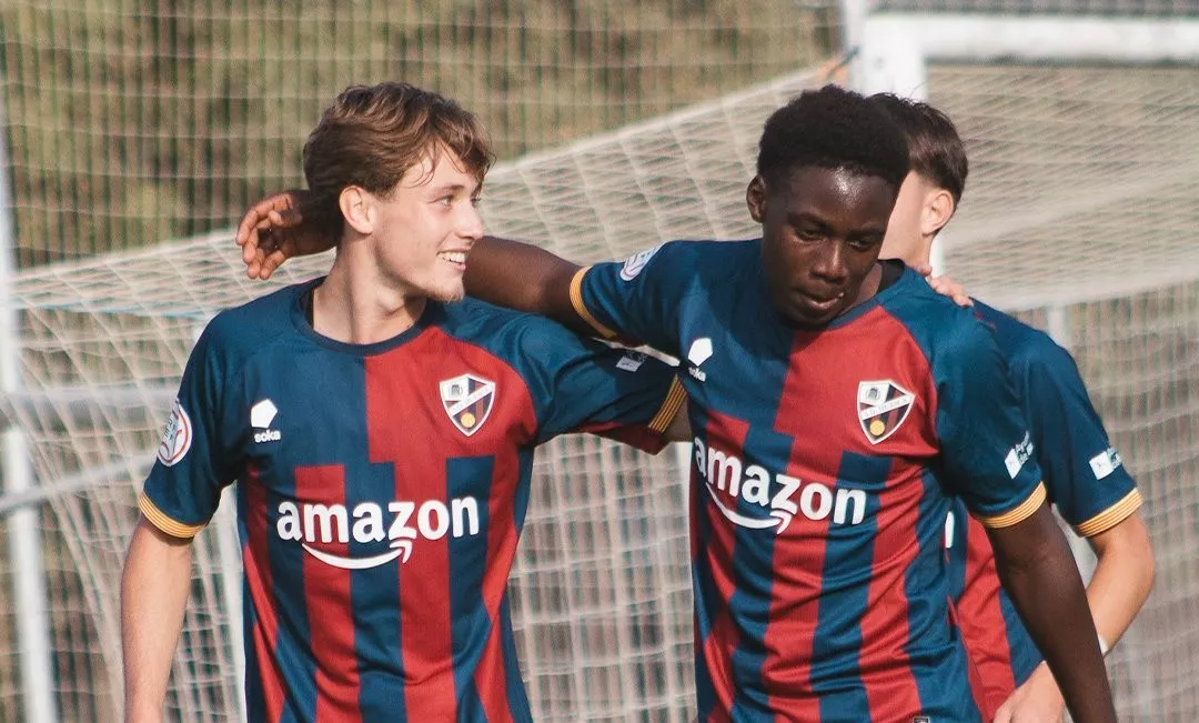 Jugadores del Huesca DH Juvenil celebran un gol ante el Cornellà. Foto: SD Huesca