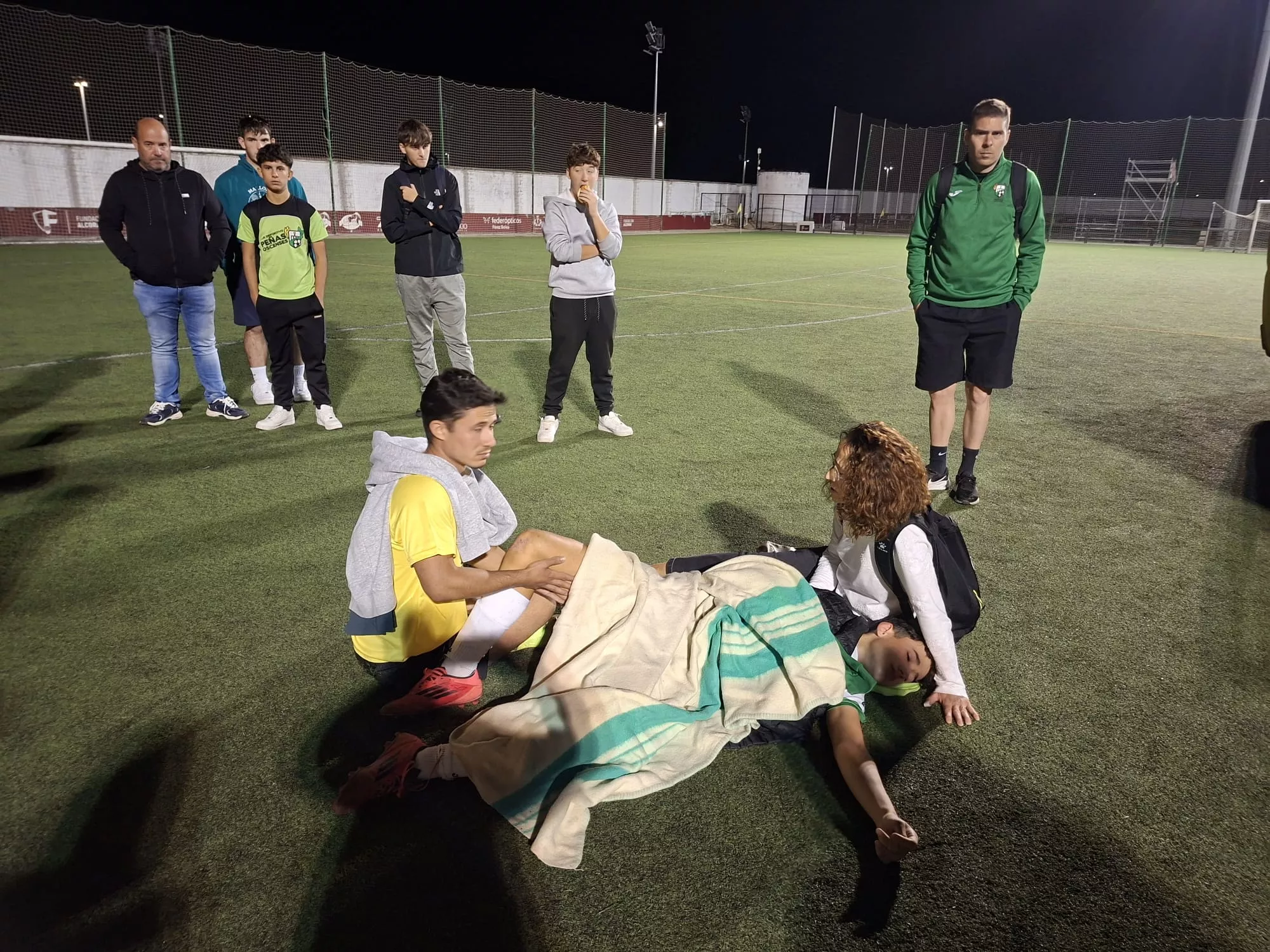 El jugador del Peñas Oscenses, lesionado de gravedad esperando a la ambulancia.