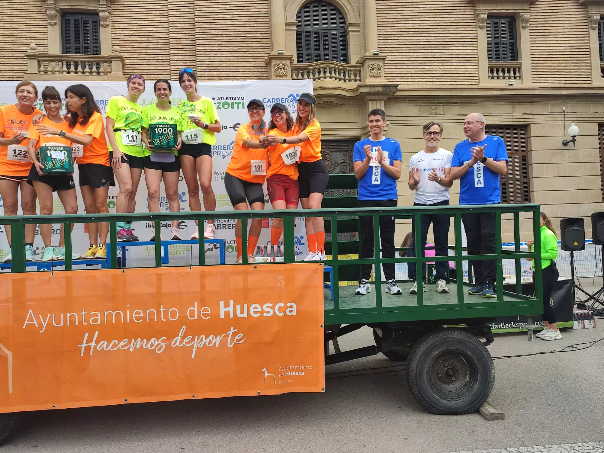Podio equipos femeninos. II Carrera Esic Empresas Huesca