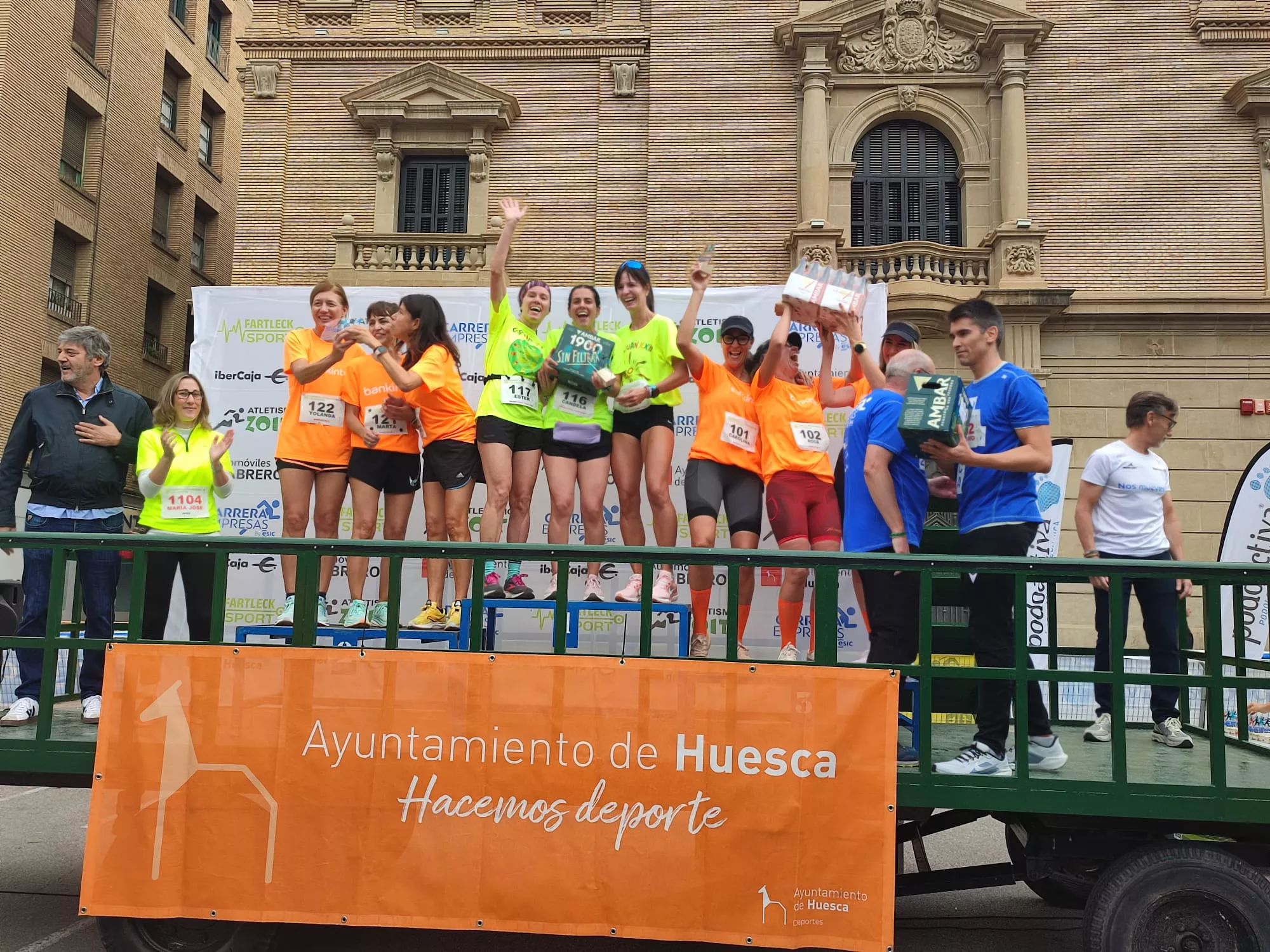 Podio equipos femeninos. II Carrera Esic Empresas Huesca