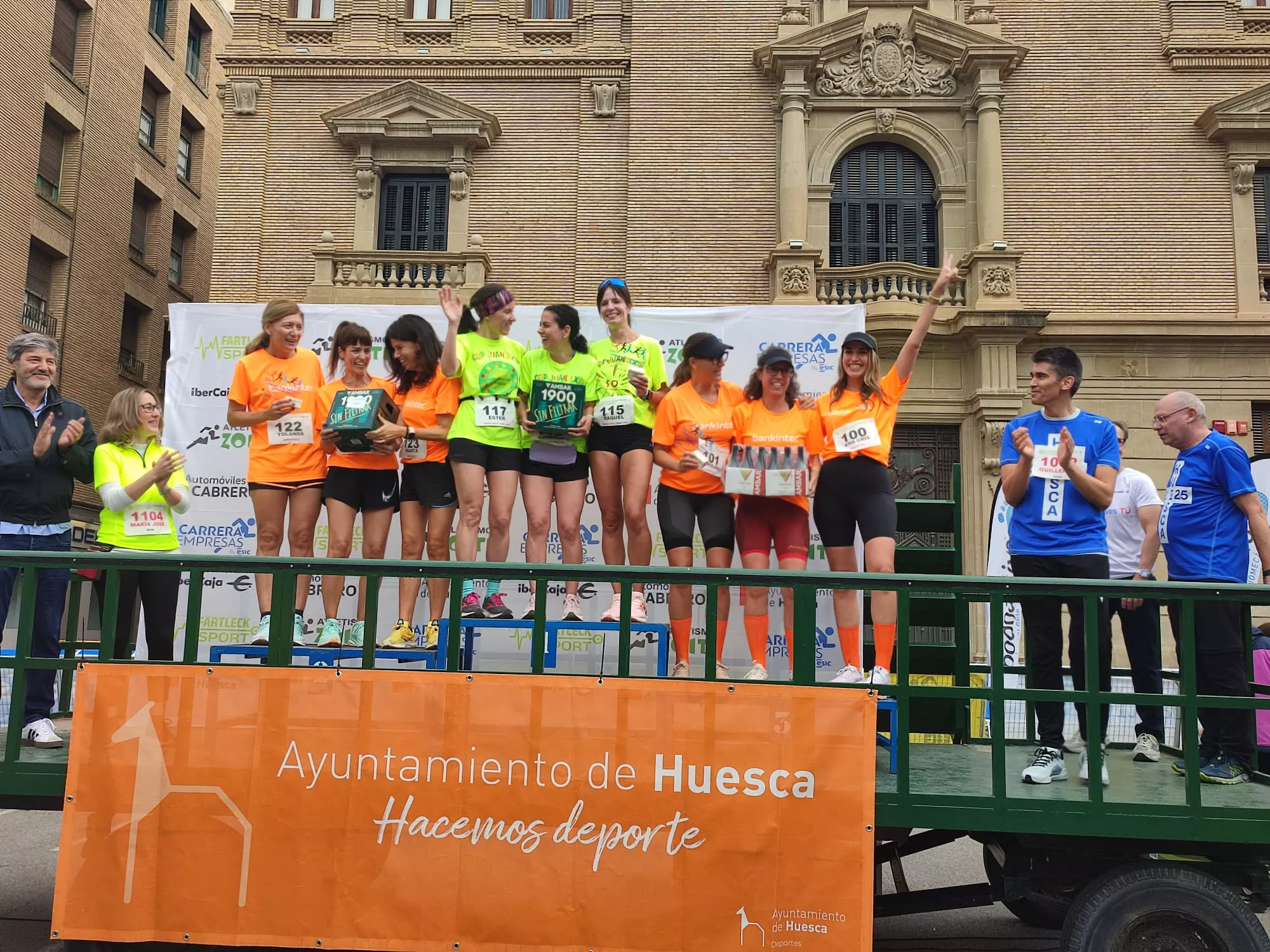 Podio equipos femeninos. II Carrera Esic Empresas Huesca