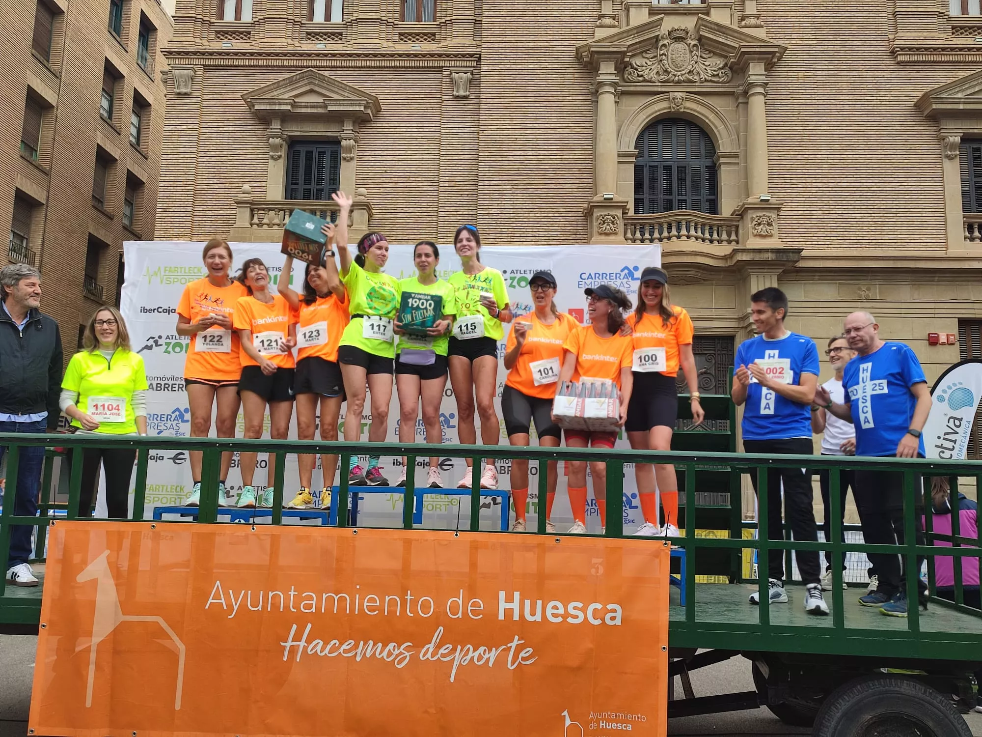 Podio equipos femeninos. II Carrera Esic Empresas Huesca
