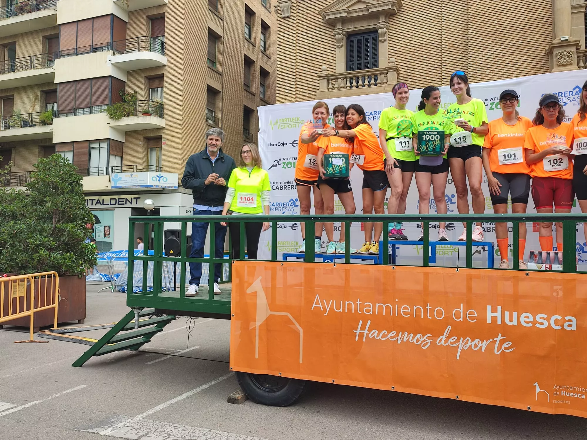 Podio equipos femeninos. II Carrera Esic Empresas Huesca