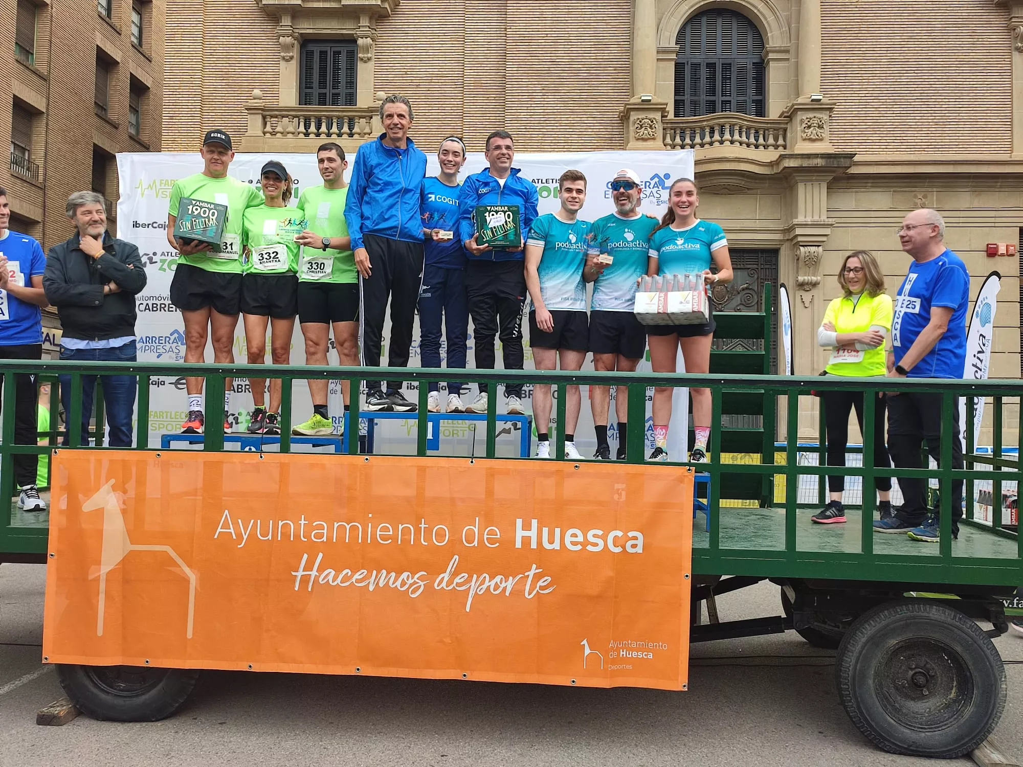 Podio mixto dos hombres y una mujer. II Carrera Esic Empresas Huesca