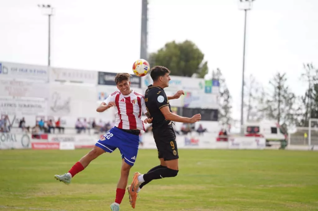 Manu Cardiel, jugador del Barbastro, disputa un balón en el partido ante el Atlético Baleares. Foto: @fotomaniafut Daniel Vidal