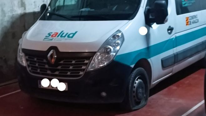 Una ambulancia con una rueda pinchada Una ambulancia con una rueda pinchada