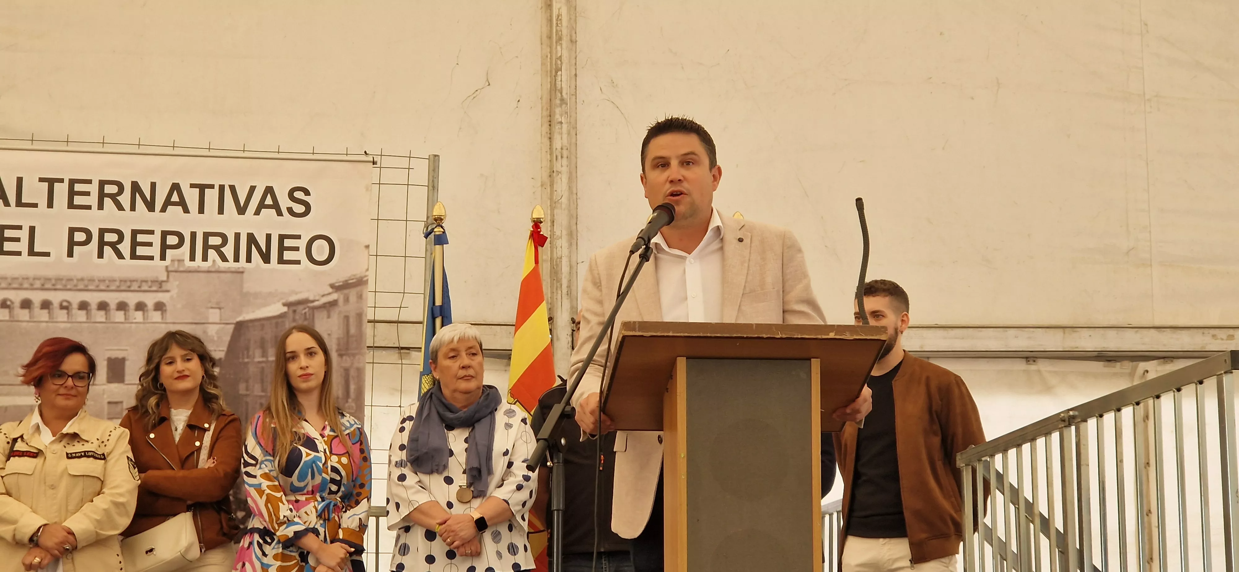 Antonio Biescas. Homenaje a los recién nacidos de Ayerbe en la Feria del Prepirineo 2025. Foto Myriam Martínez