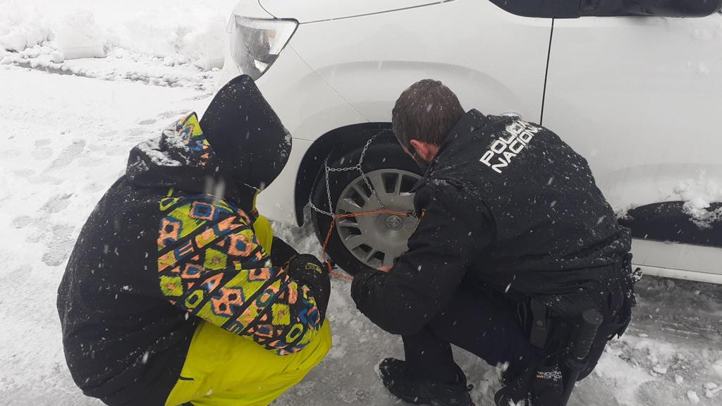 La Policía Nacional ayuda a los ocupantes de vehículos inmovilizados por la nieve