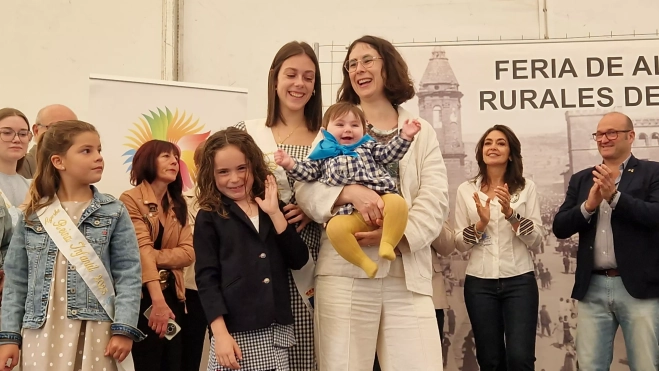 Homenaje a los recién nacidos de Ayerbe en la Feria del Prepirineo 2025. Foto Myriam Martínez Homenaje a los recién nacidos de Ayerbe en la Feria del Prepirineo 2025. Foto Myriam Martínez