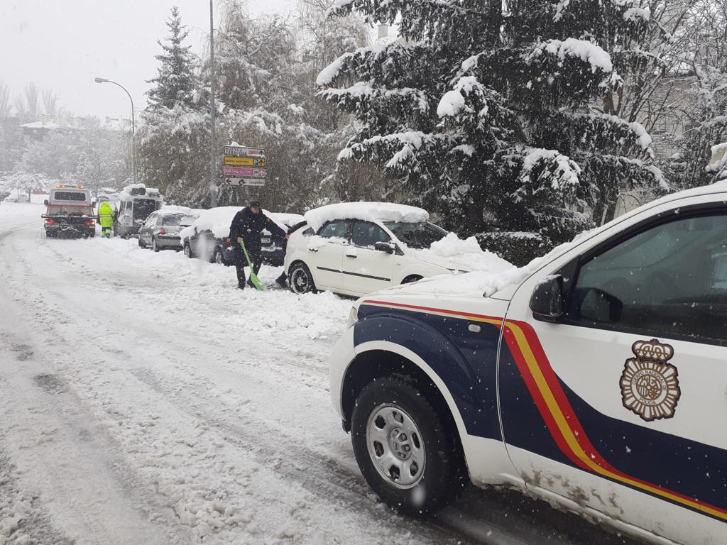 La Policía Nacional ayuda a los ocupantes de vehículos inmovilizados por la nieve