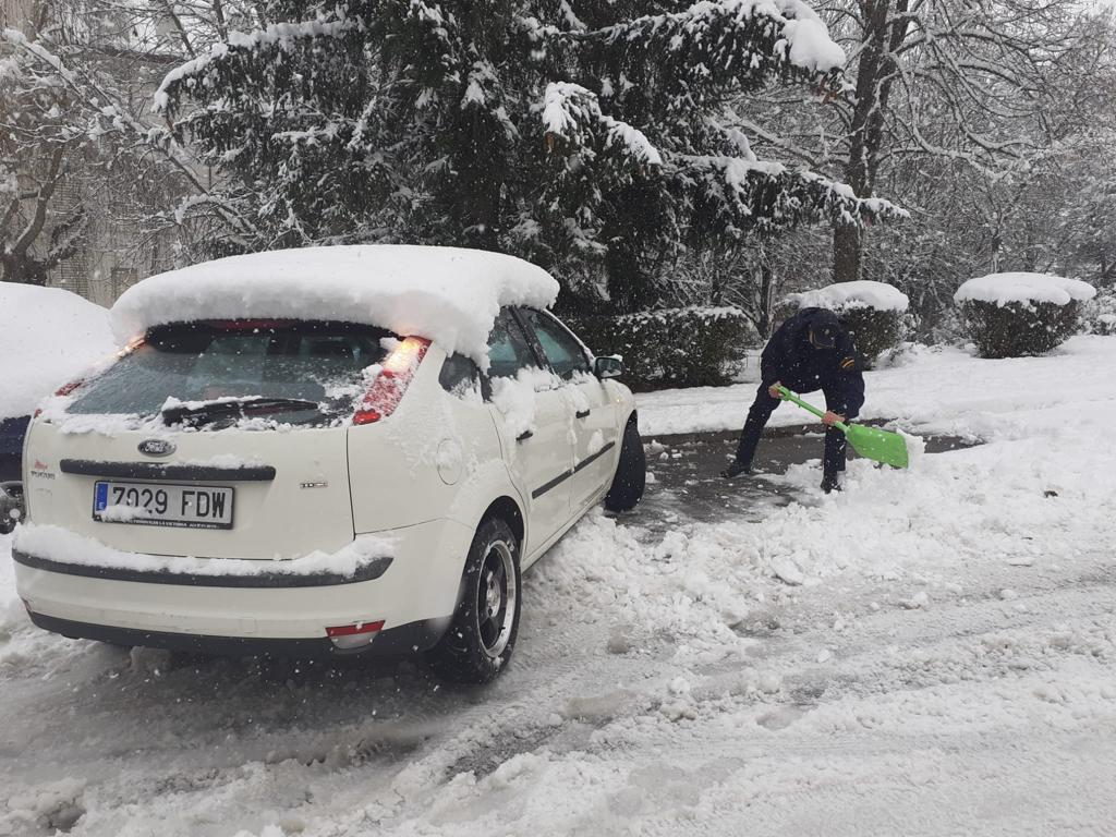 La Policía Nacional ayuda a los ocupantes de vehículos inmovilizados por la nieve