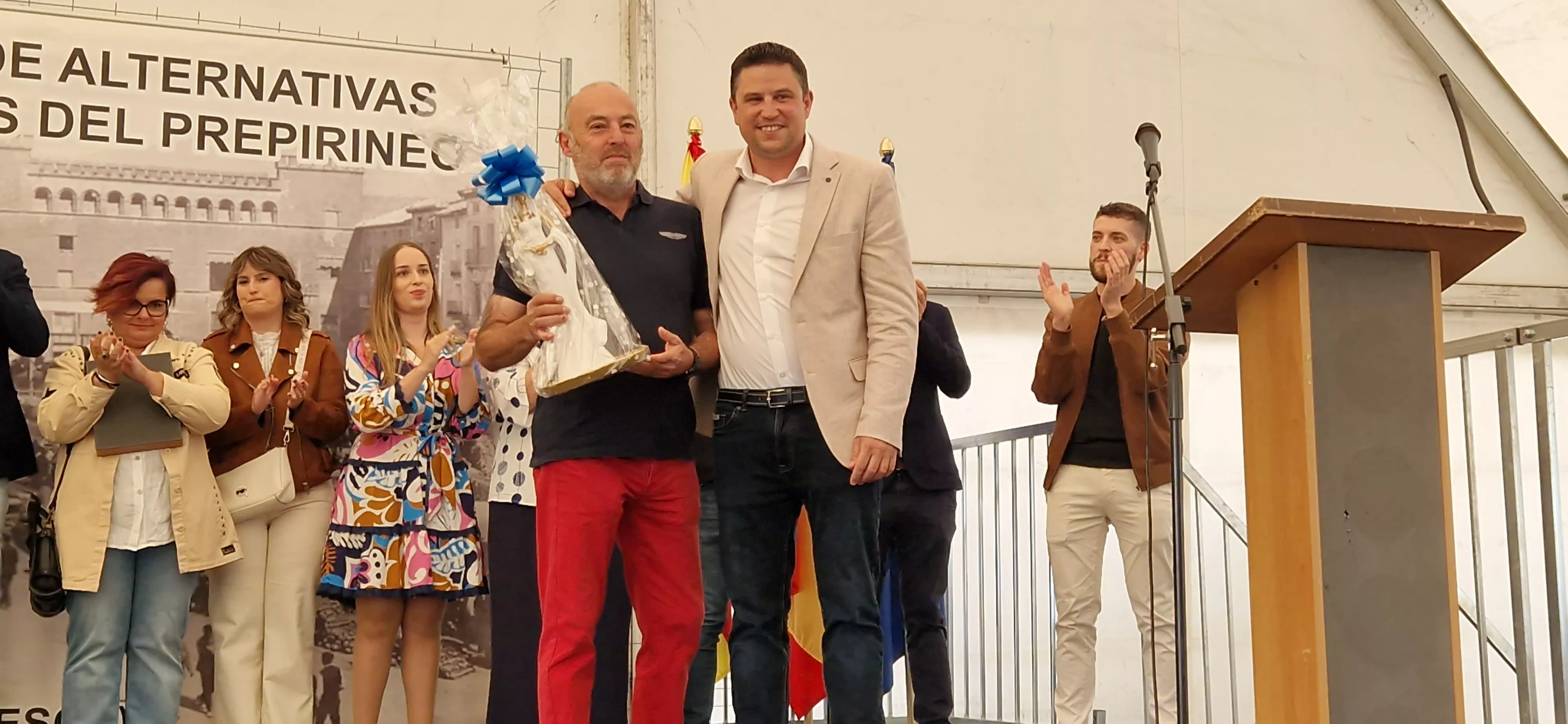 Entrega de la Dama de Ayerbe en la Feria del Prepirineo 2025. Foto Myriam Martínez