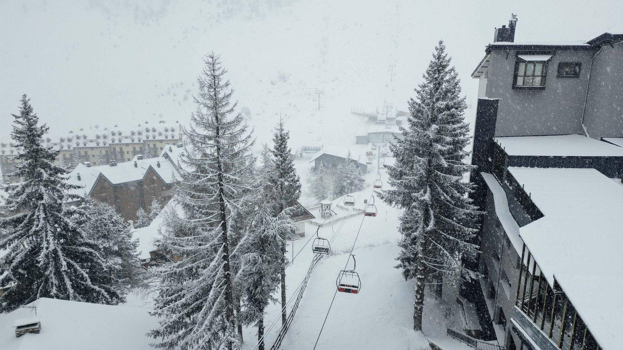 Nevando la tarde de este lunes en la estación de Candanchú
