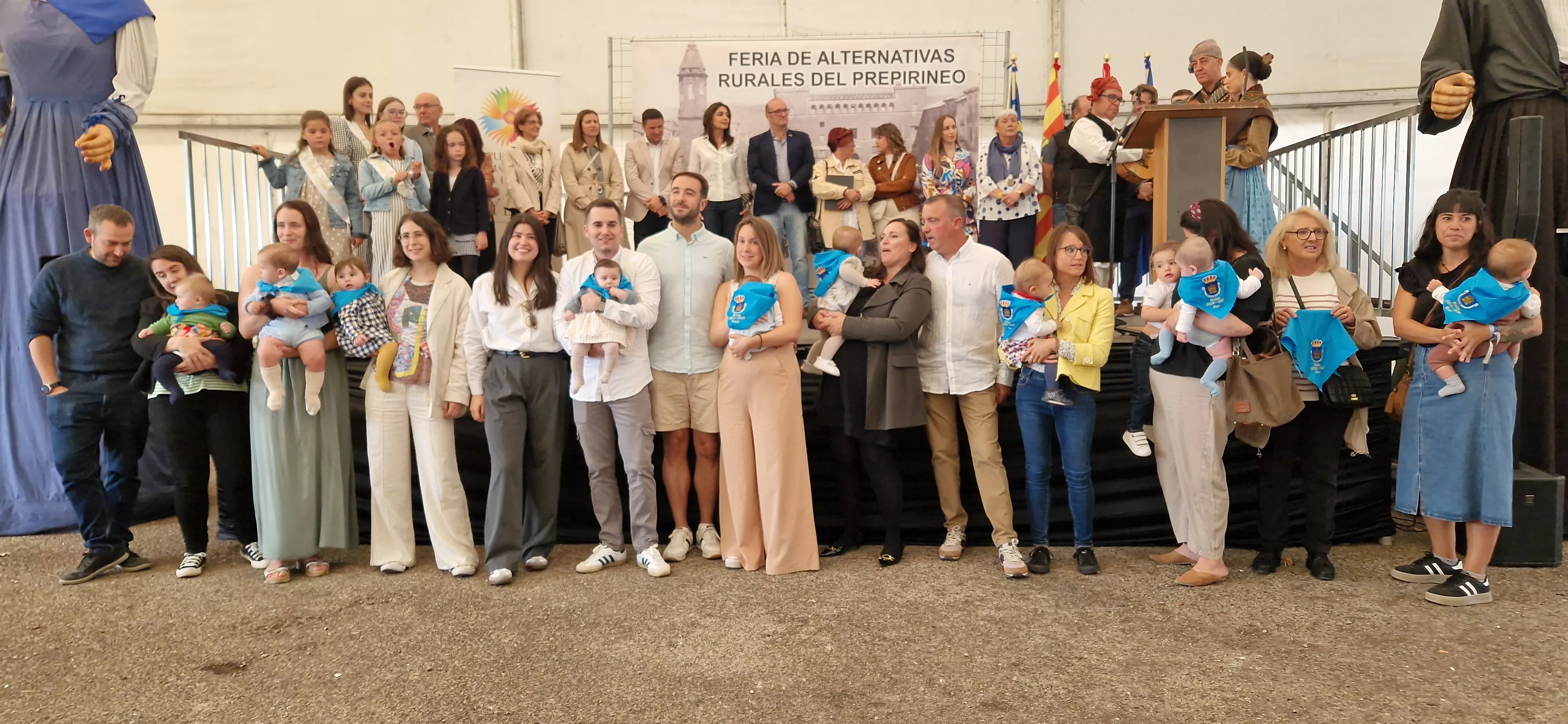 Homenaje a los recién nacidos de Ayerbe en la Feria del Prepirineo 2025. Foto Myriam Martínez Homenaje a los recién nacidos de Ayerbe en la Feria del Prepirineo 2025. Foto Myriam Martínez
