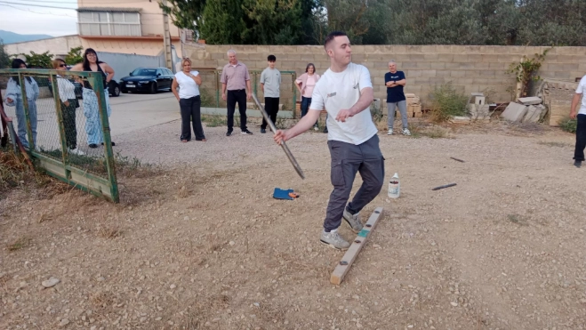 Juegos tradicionales en Alcalá del Obispo, tiro de barra aragonesa Juegos tradicionales en Alcalá del Obispo, tiro de barra aragonesa