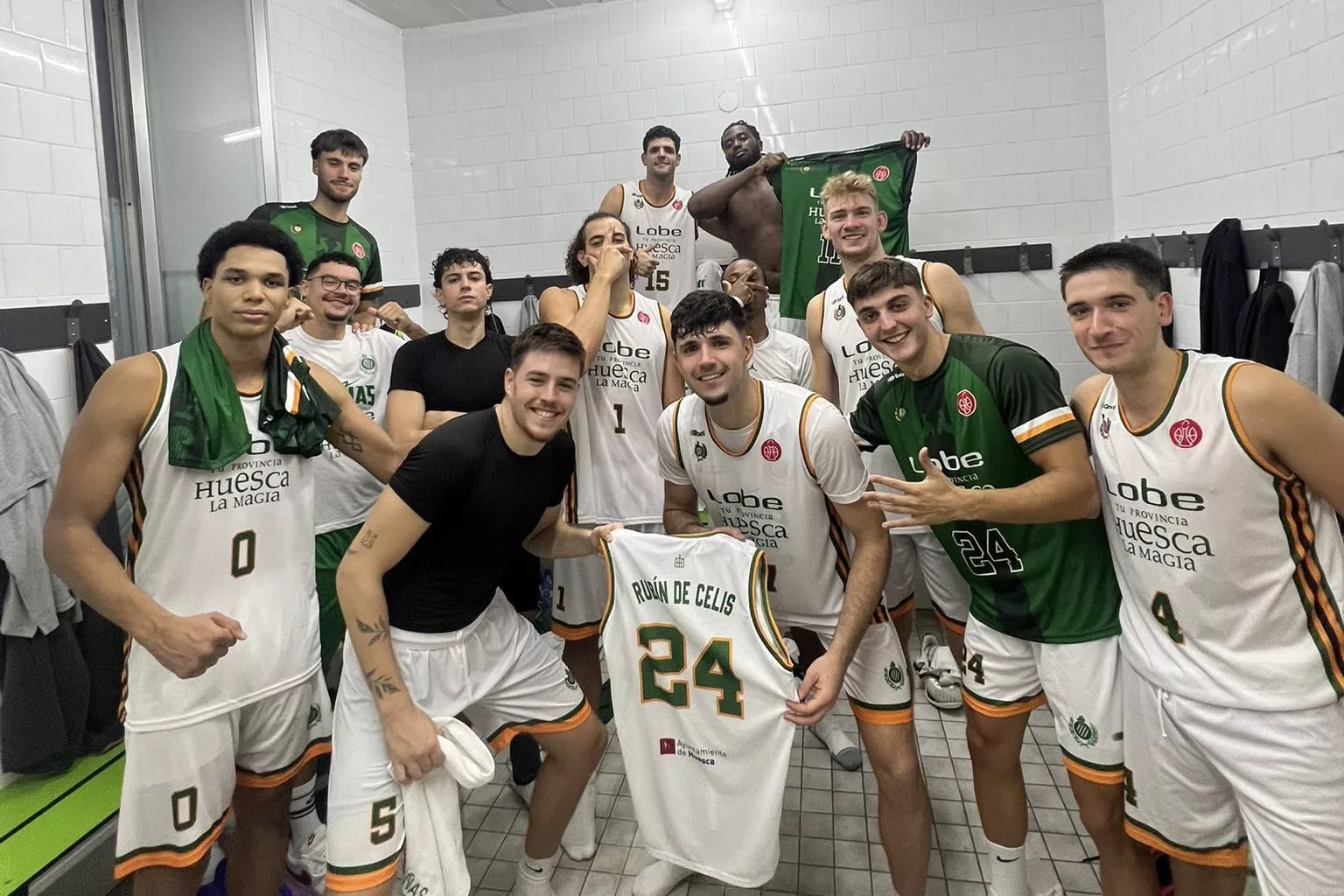 Lobe Huesca celebra la victoria en Salou.