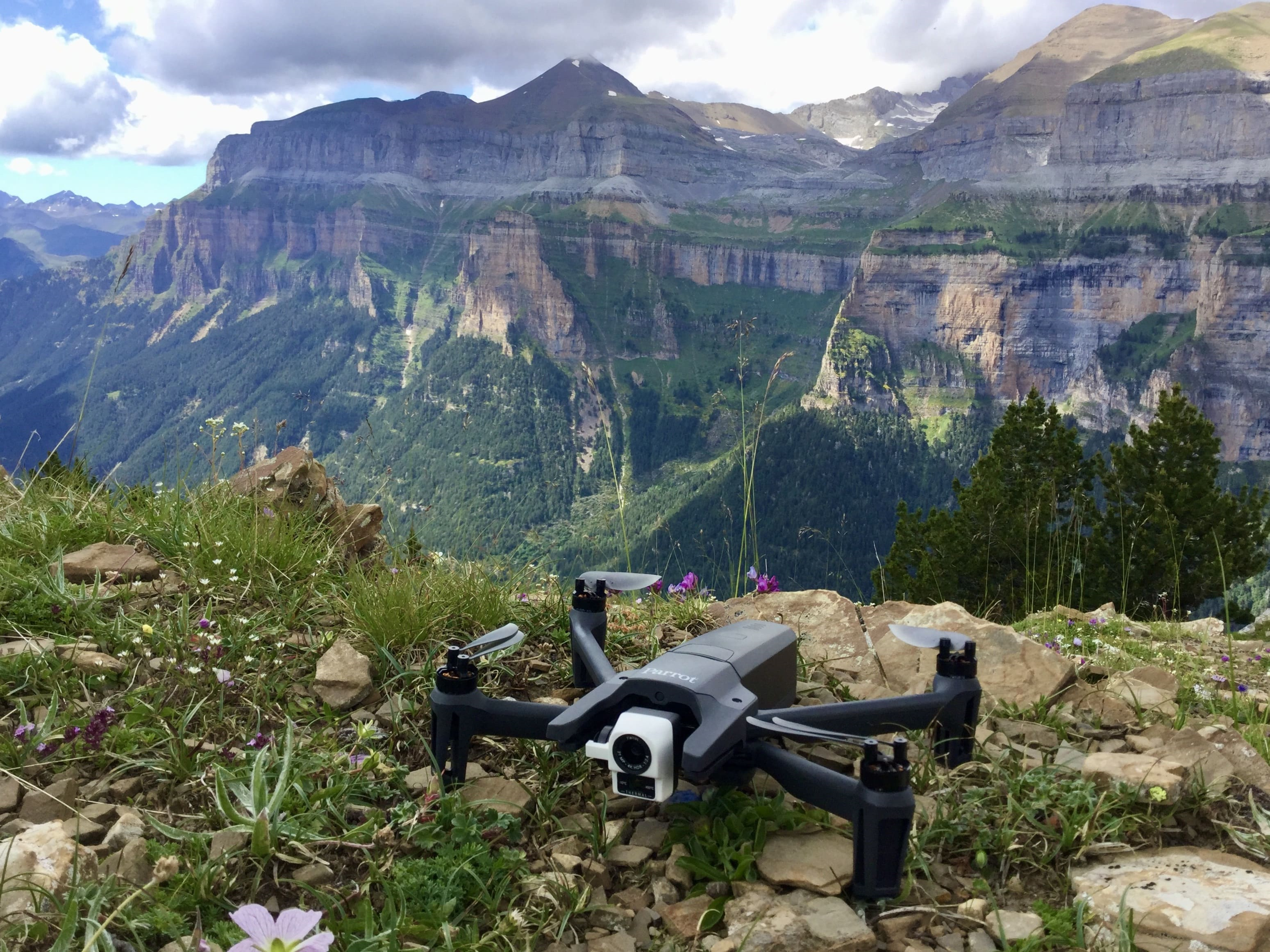 El dron, ante su escenario en Ordesa