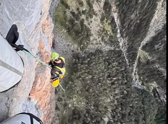 Complicado rescate de diez horas en Ordesa para evacuar a un escalador herido.
