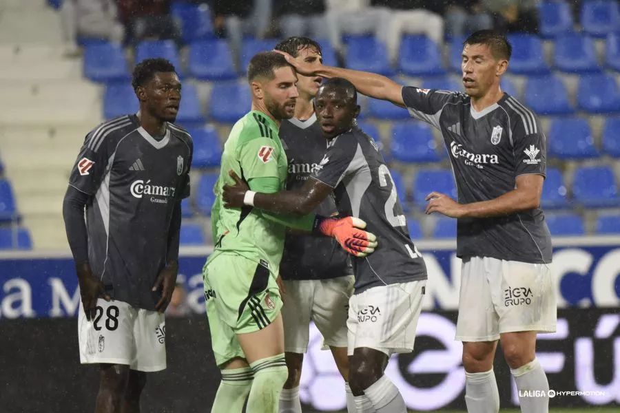 Luca, felicitado tras un paradón a Enrich. Ha tenido trabajo el cancerbero aunque los jugadores del Huesca sólo le han exigido en dos ocasiones