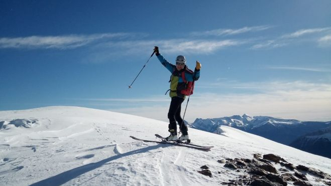 La actividad permite descender con raquetas o esquiando 1.000 metros La actividad permite descender con raquetas o esquiando 1.000 metros