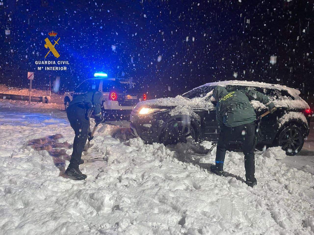 La Guardia Civil ayuda a ocupantes de vehículos que se han visto afectados por las nevadas la noche de este lunes en la A-138 en Bielsa. La Guardia Civil ayuda a ocupantes de vehículos que se han visto afectados por las nevadas la noche de este lunes en la A-138 en Bielsa.