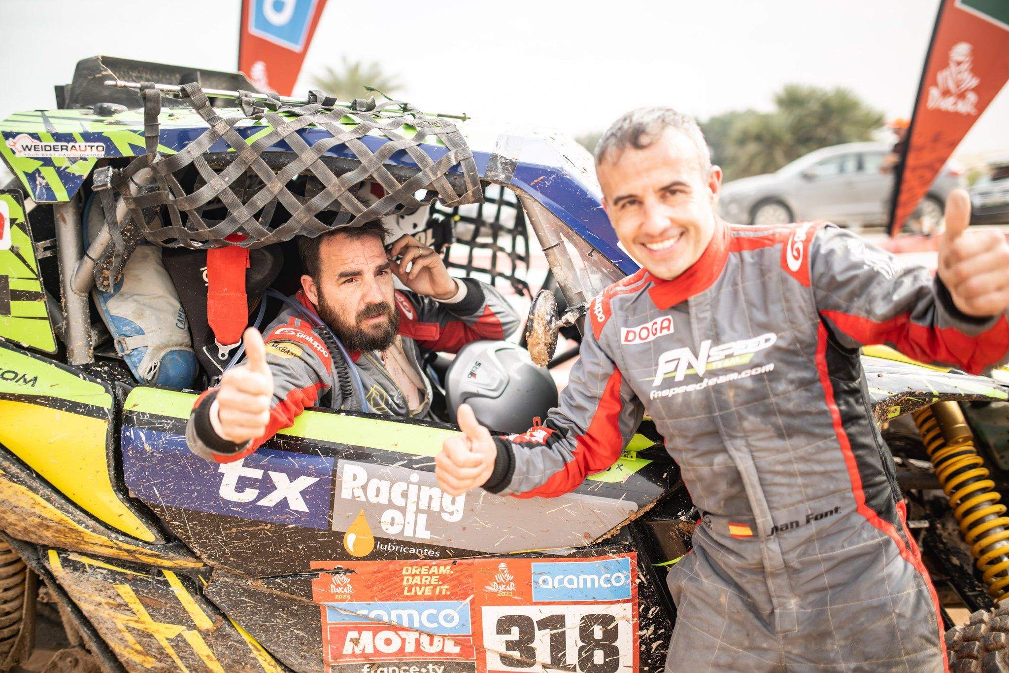 Themis López, con el pulgar en alto, junto a su piloto Joan Font. Foto: @MediageCom Themis López, con el pulgar en alto, junto a su piloto Joan Font. Foto: @MediageCom