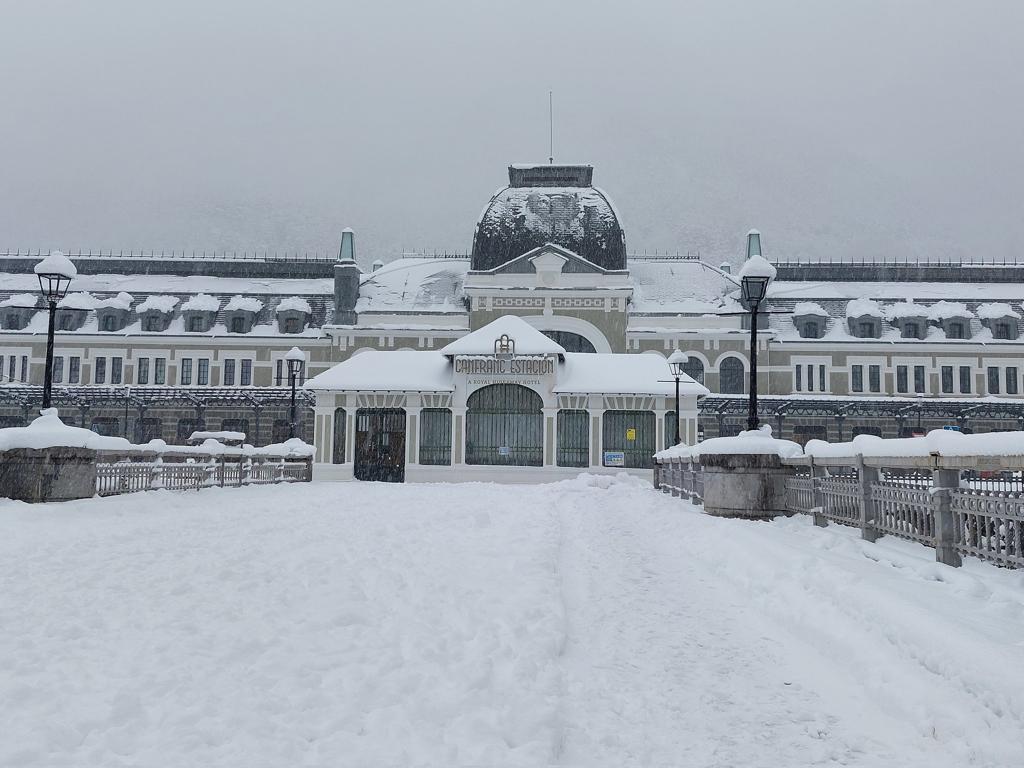 La estación de Canfranc, preciosa con la nieve que ha caído en las últimas horas.