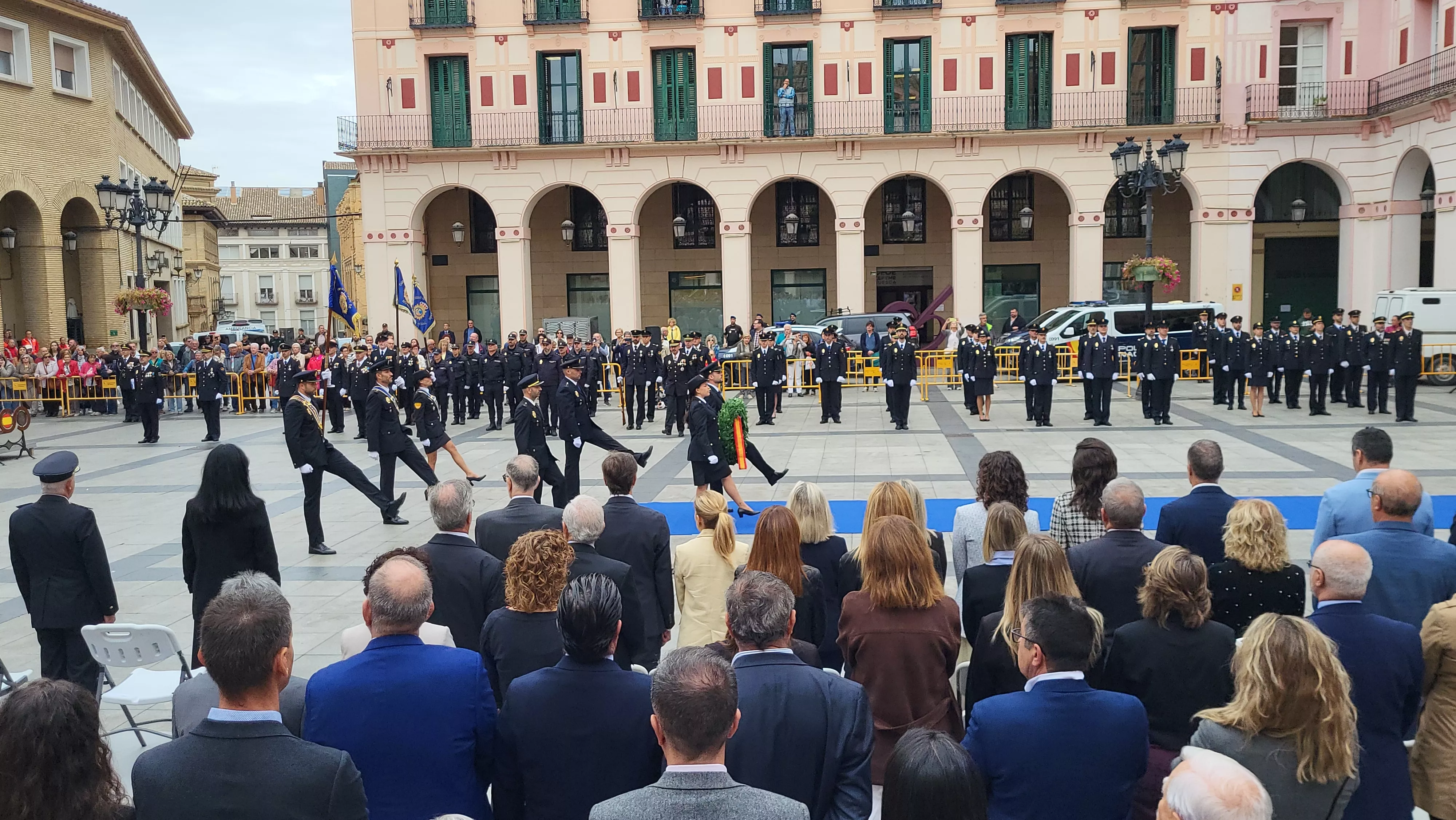 Acto de homenaje a los caídos en acto de servicio dentro de la fiesta de los patronos de la Policía Nacional celebrada en la plaza López Allué. 