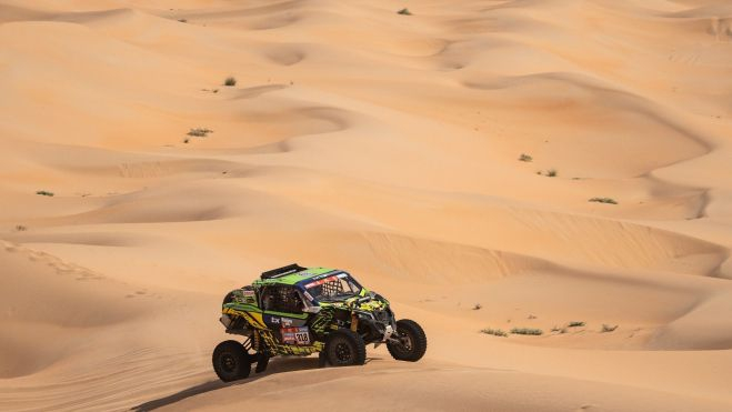 El buggy de Themis y Font, por las dunas de Arabia Saudí. Foto: Mediagé Comunicación El buggy de Themis y Font, por las dunas de Arabia Saudí. Foto: Mediagé Comunicación