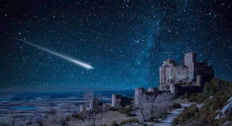 El cielo en Loarre destaca por su bajo nivel de contaminación lumínica con un color azul. Foto Shutterstock
