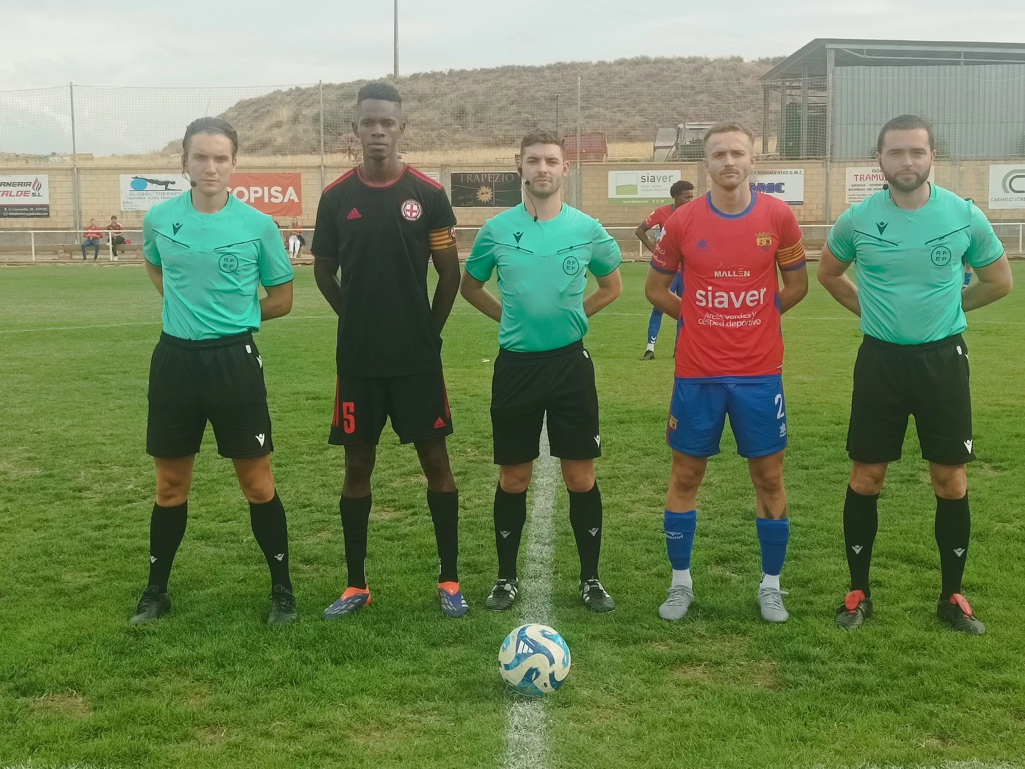 Capitanes de Mallén e Internacional antes del partido. Regional Preferente: Fraga e Internacional Huesca siguen arriba