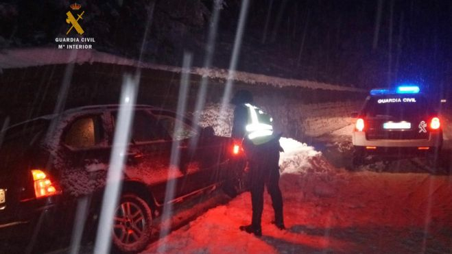 Auxilio de la Guardia Civil a un vehículo la noche del lunes en la N-260a. Auxilio de la Guardia Civil a un vehículo la noche del lunes en la N-260a.