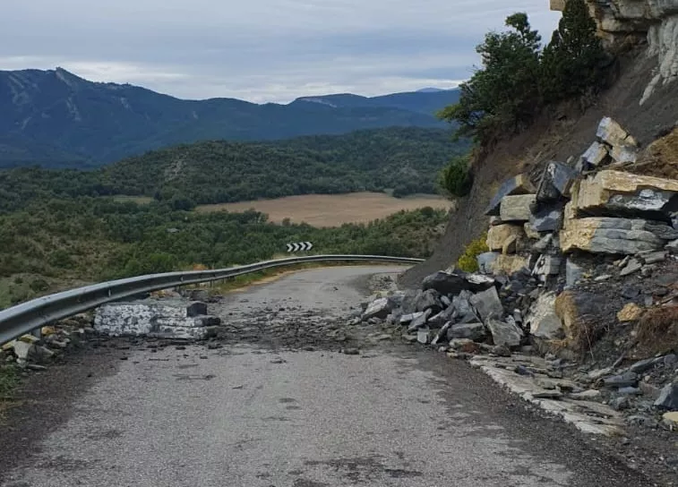 Desprendimiento en la vía de acceso a Santa María de Buil y Sarratillo.