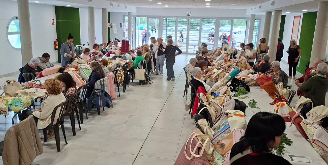 Participantes en la jornada de encaje de bolillos en Aínsa.