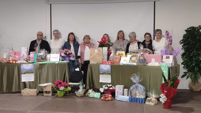 Lola Teruel con chaleco rosa en el centro homenajeada en la última edición (002)