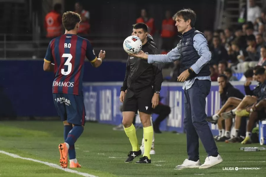Pacheta le da el balón a Ro Abajas. Foto: LaLiga