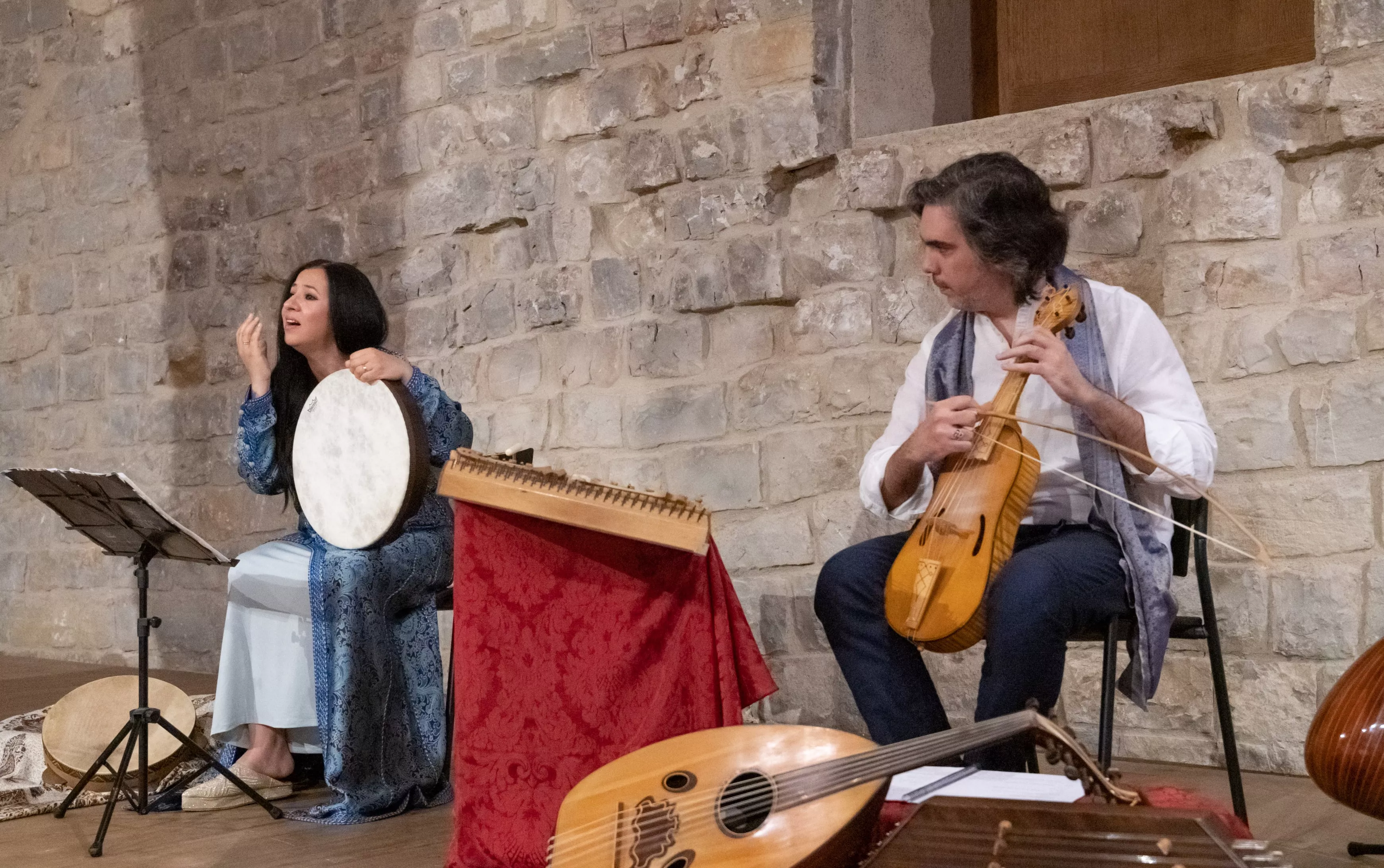 La cantante tetuaní Iman Kandoussi y el músico navarro Urko Ocaña actuarán en el castillo de Loarre, dentro de Enclaves. La cantante tetuaní Iman Kandoussi y el músico navarro Urko Ocaña actuarán en el castillo de Loarre, dentro de Enclaves.