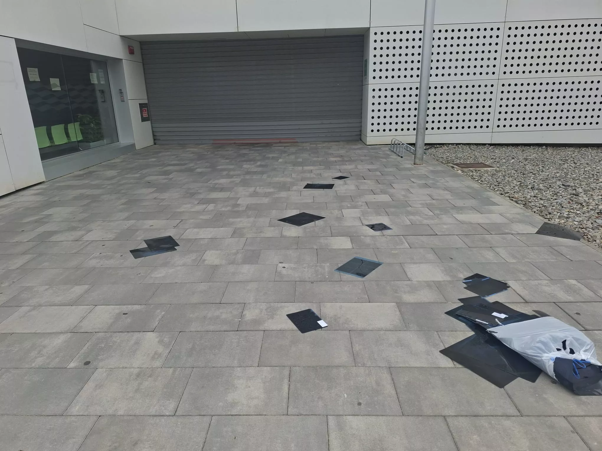 Radiografías con los nombres de los pacientes por el suelo