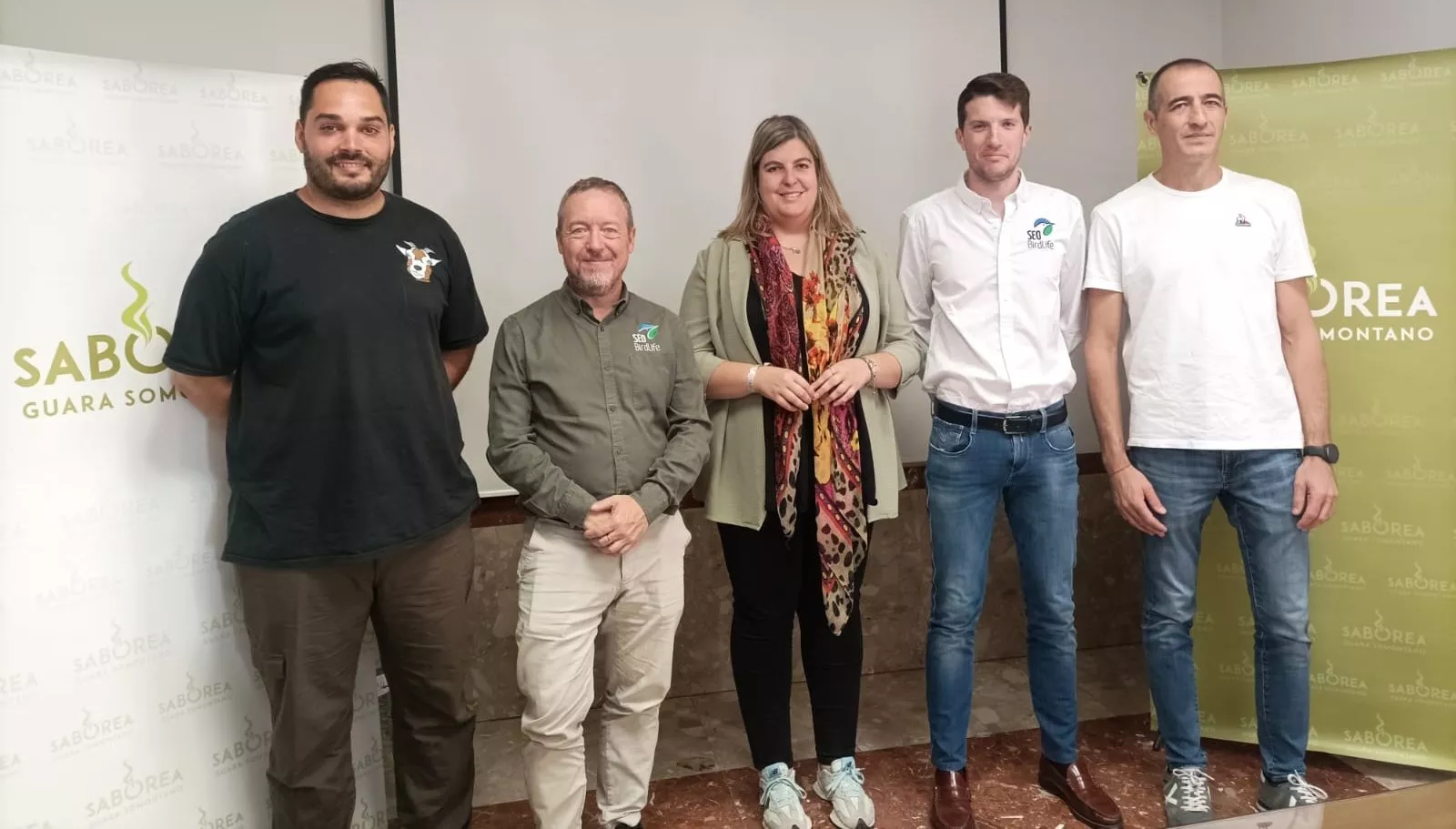 La vicepresidenta de Turismo de la Comarca de Somontano, Pilar Lleyda junto a Luis Tirado, Pablo Oliván, Samuel Santamaría y Sergio Ferrer. La vicepresidenta de Turismo de la Comarca de Somontano, Pilar Lleyda junto a Luis Tirado, Pablo Oliván, Samuel Santamaría y Sergio Ferrer.